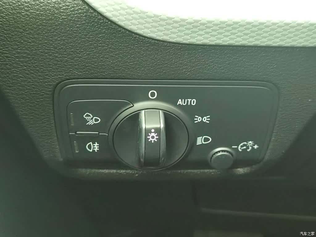 Audi Q2L, 2019 21