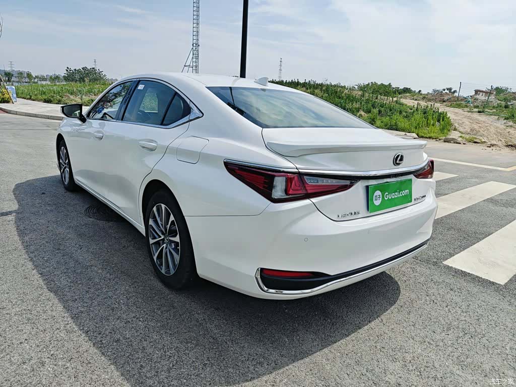 Lexus ES, 2024 4