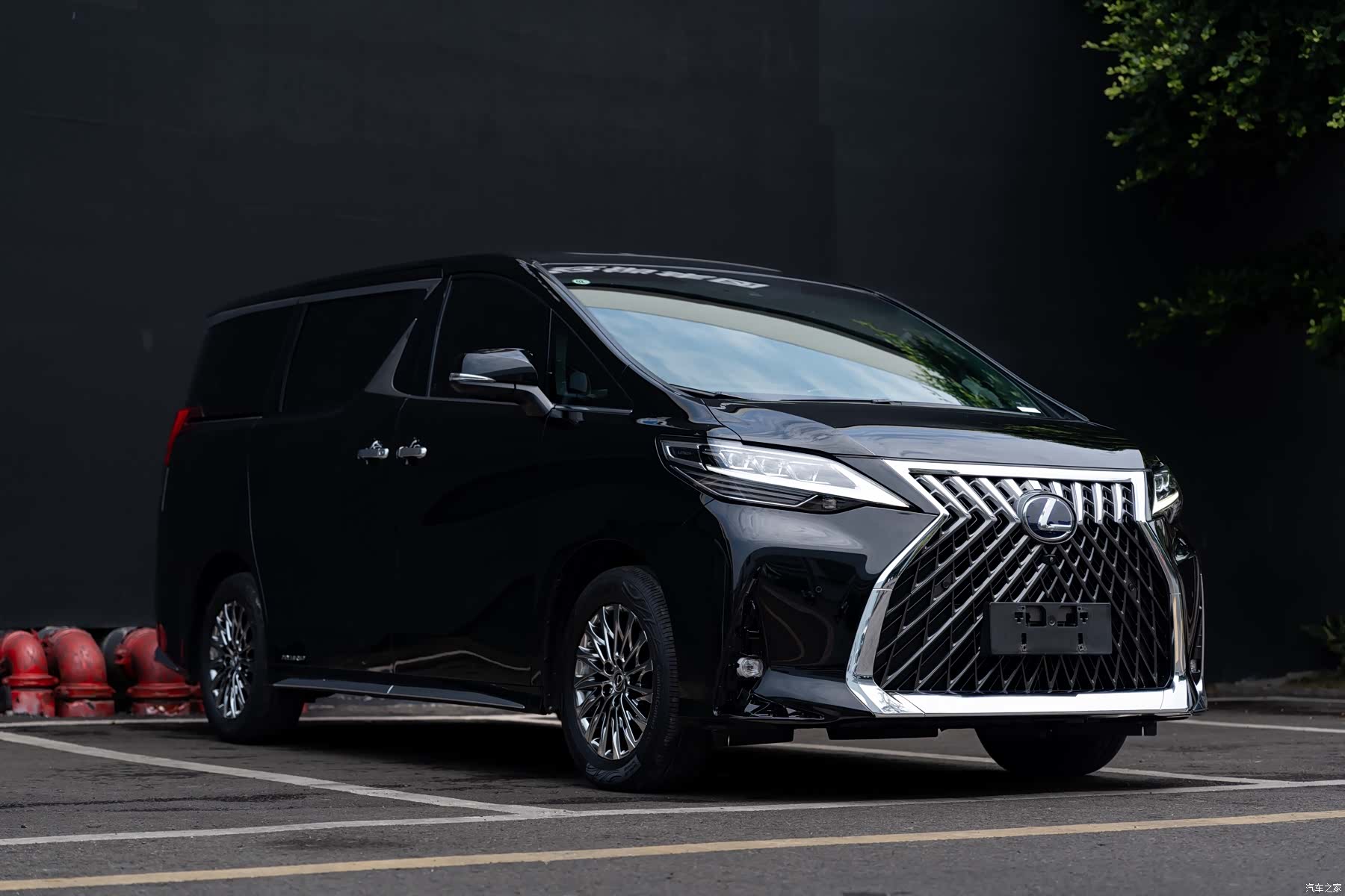 Lexus LM, 2023 3