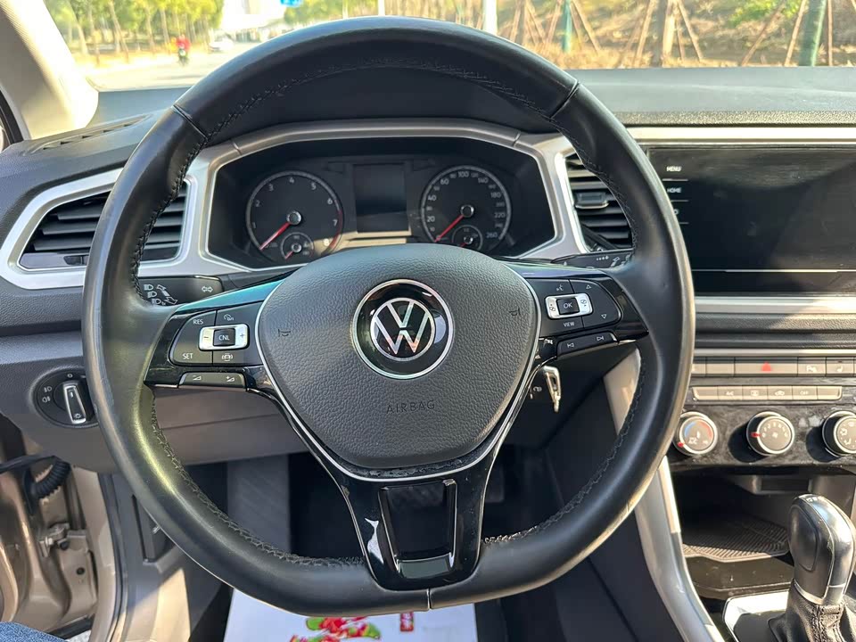 Volkswagen T-ROC exploring Songs