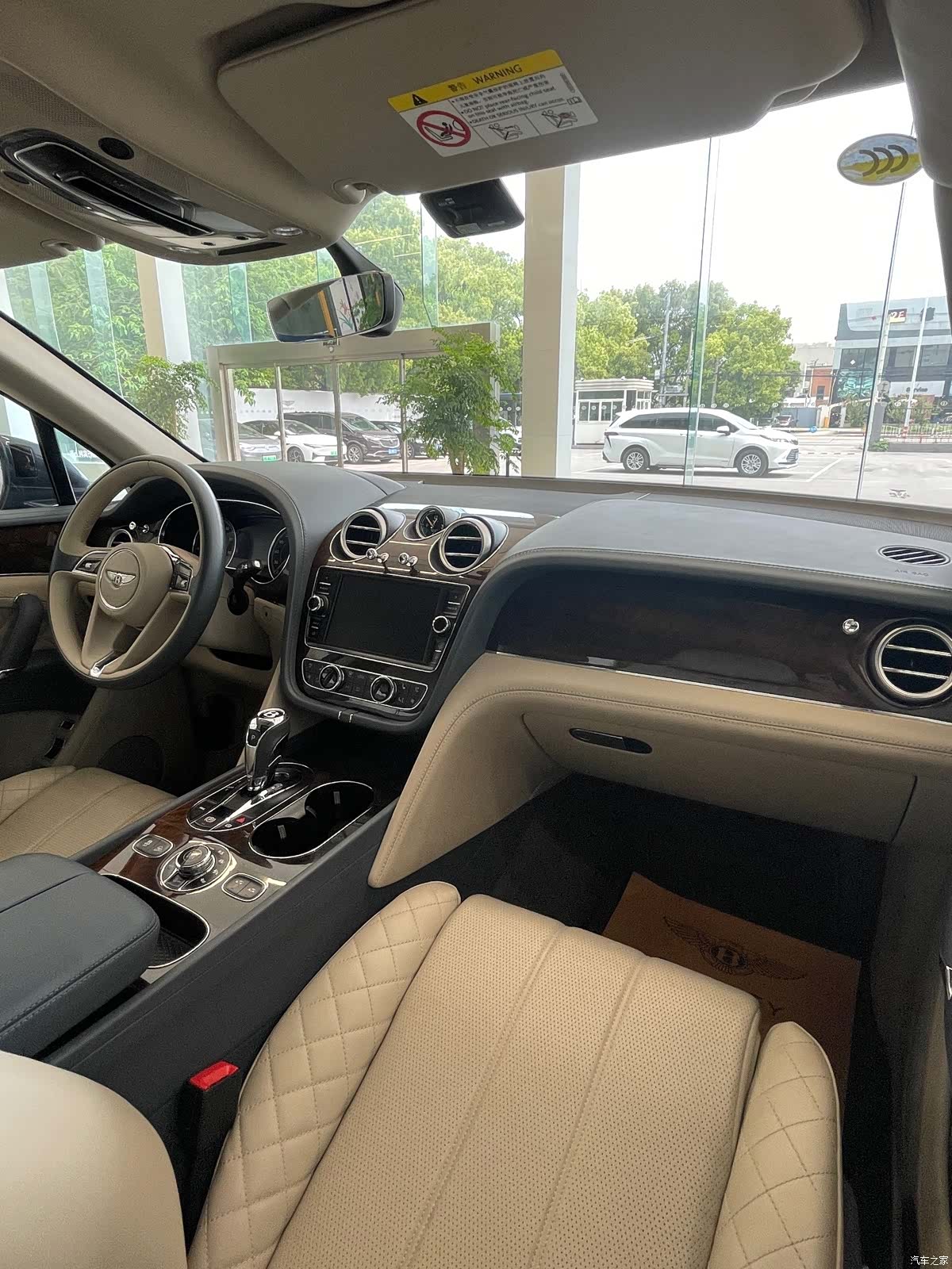 Bentley Bentayga, 2017 13