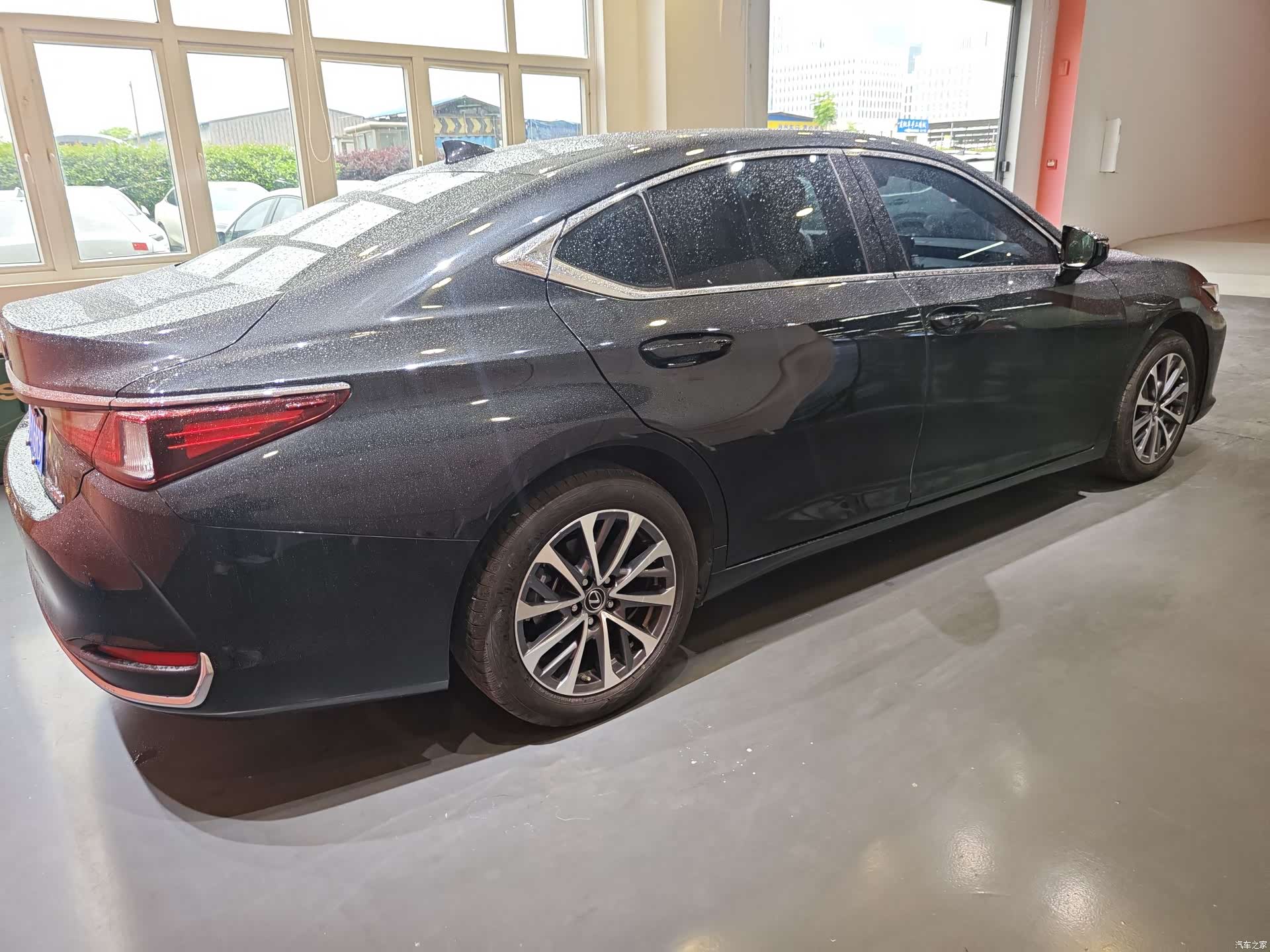 Lexus ES, 2024 4
