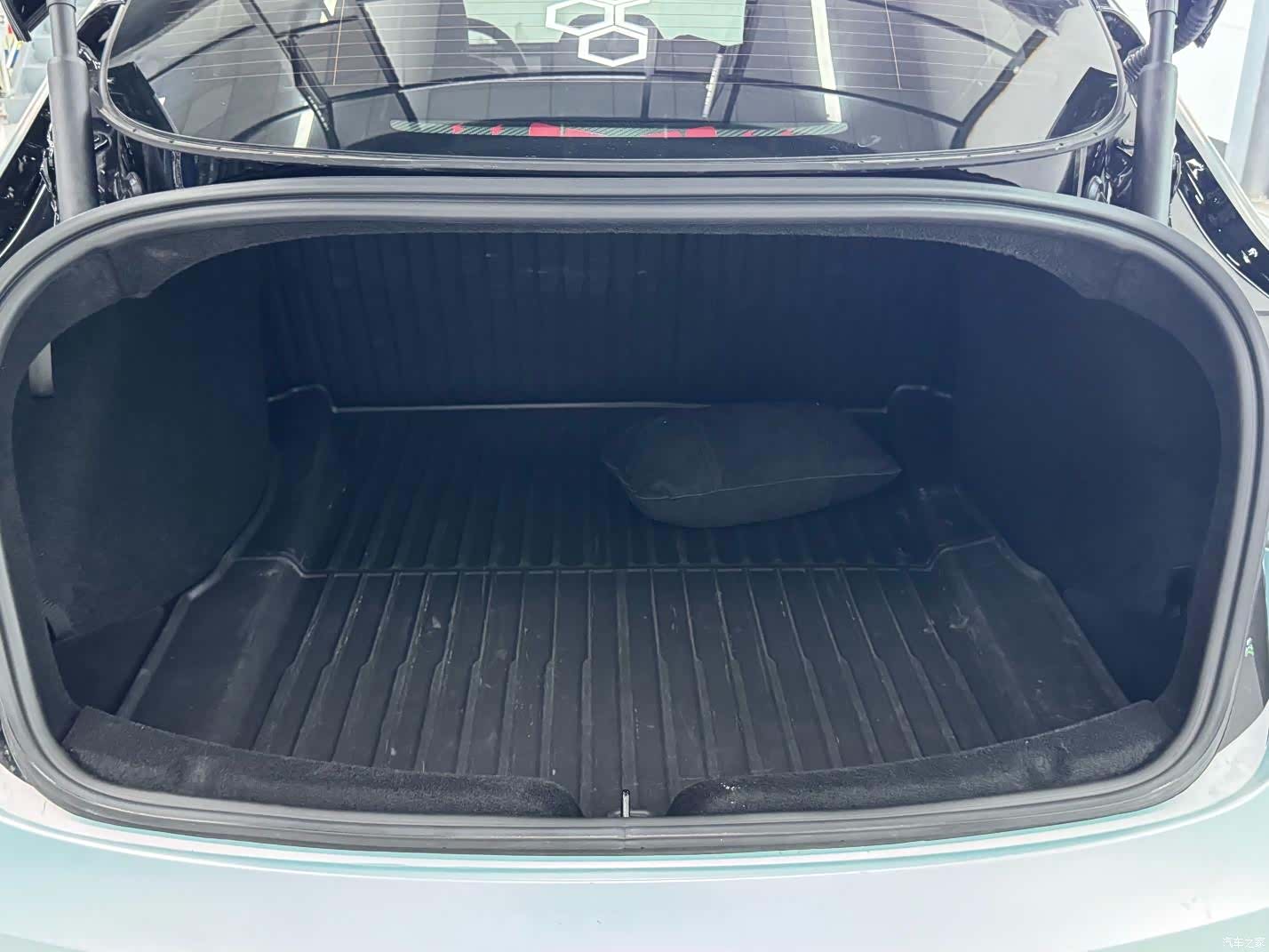 Tesla Model 3, 2025 11