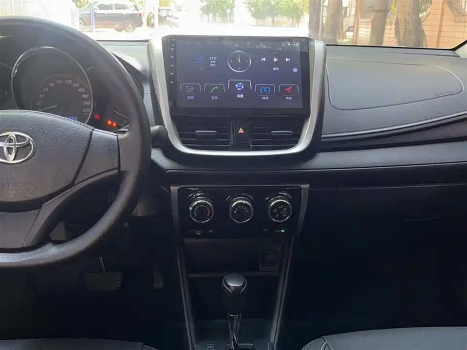 Toyota YARiS L to enjoy