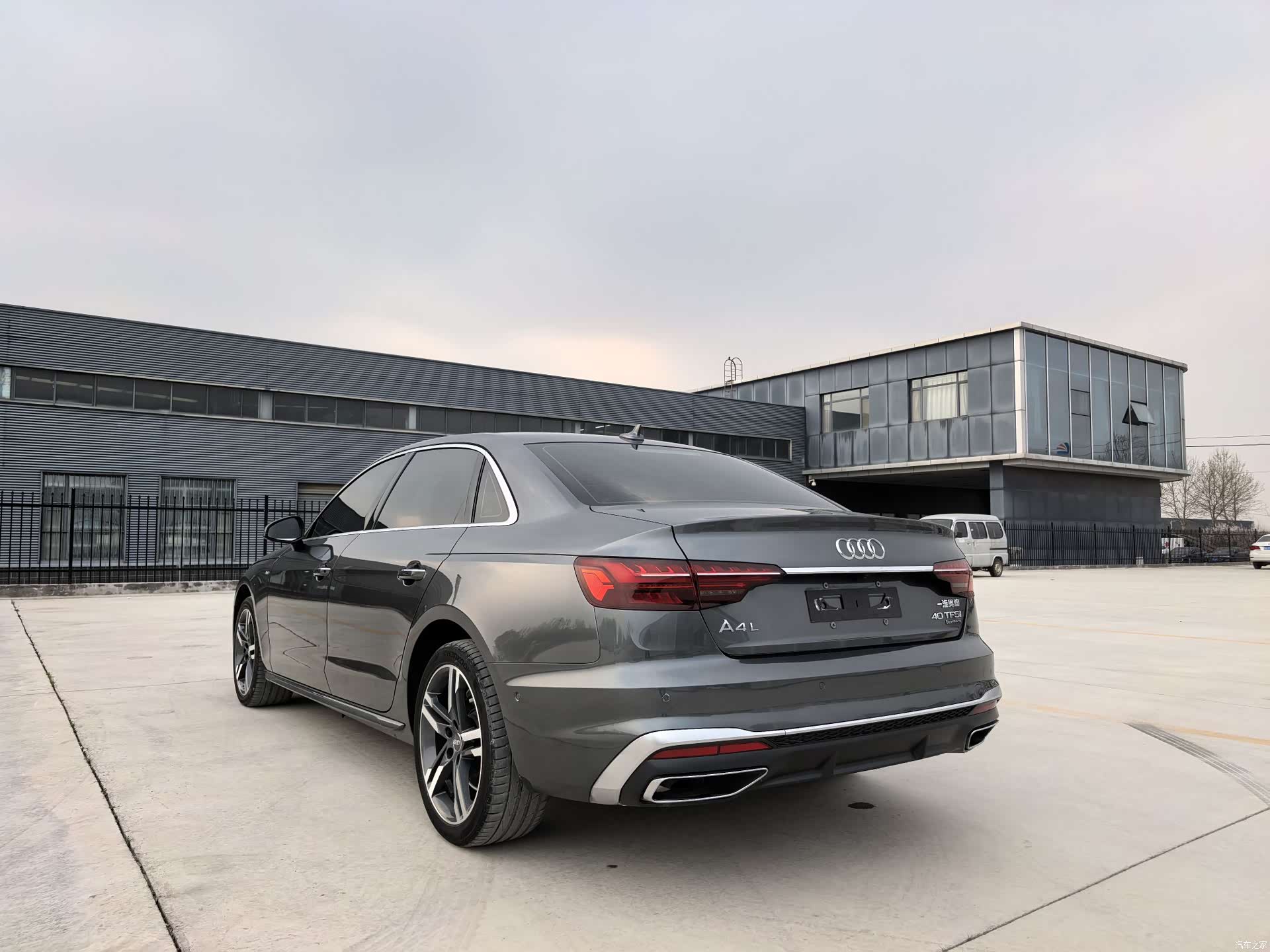 Audi A4L, 2022 все фото