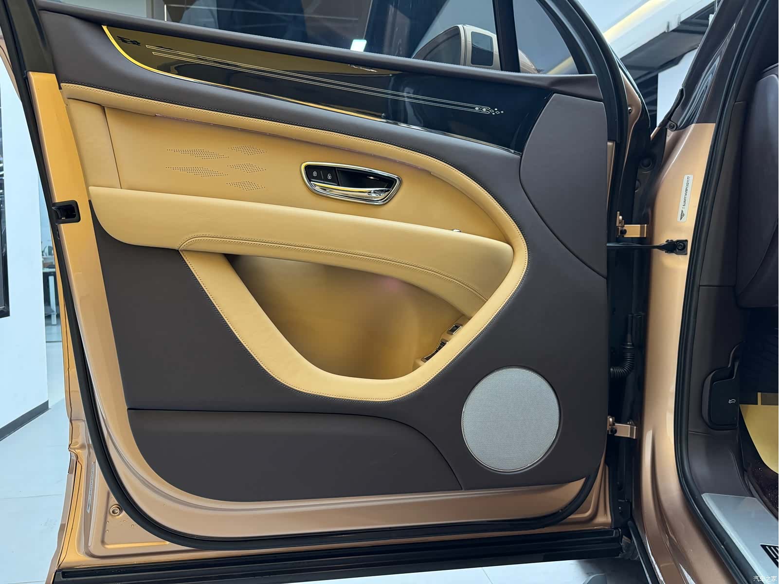 Bentley Bentayga, 2023 8