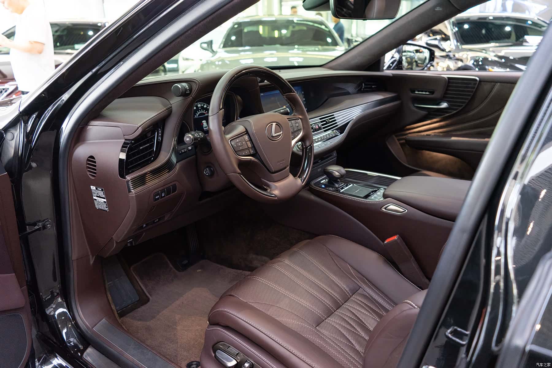 Lexus LS, 2019 9