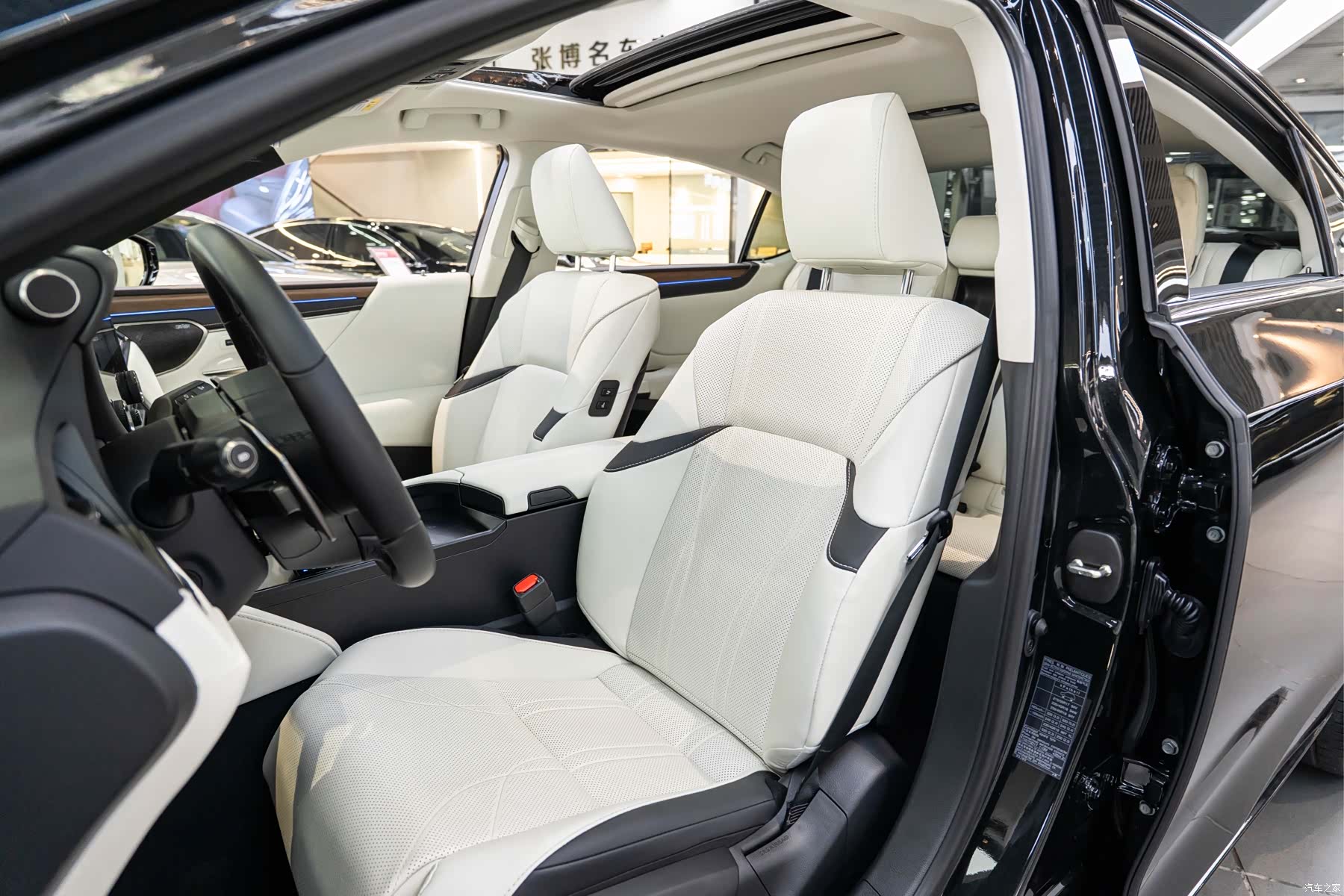 Lexus ES, 2025 11