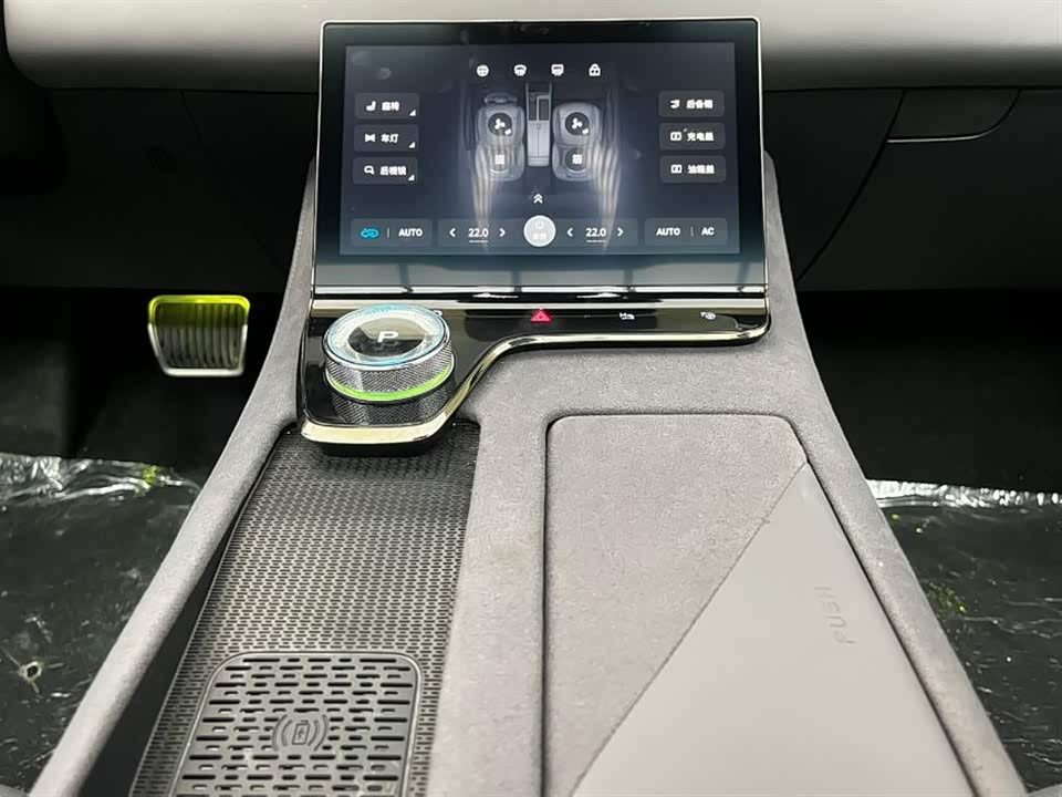 VOYAH Lantu chasing light