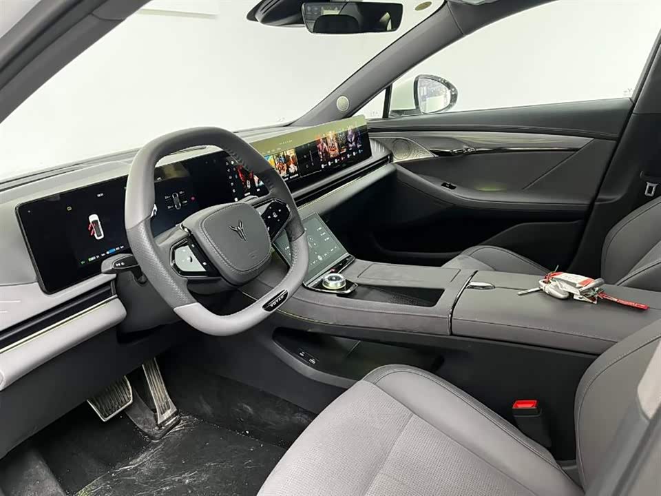 VOYAH Lantu chasing light