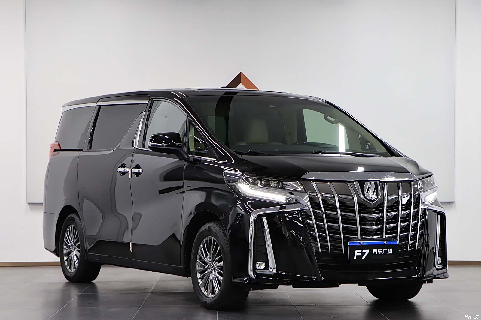 Toyota Vellfire, 2022 3