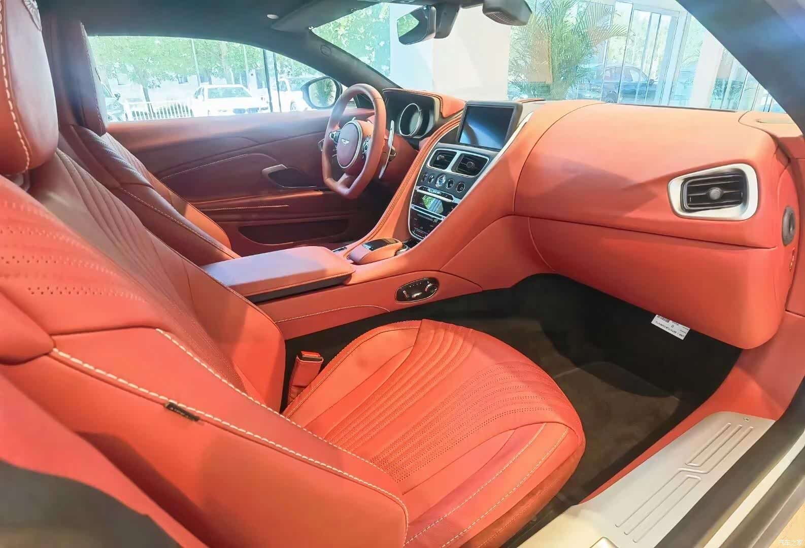 Aston Martin DB11, 2022 4