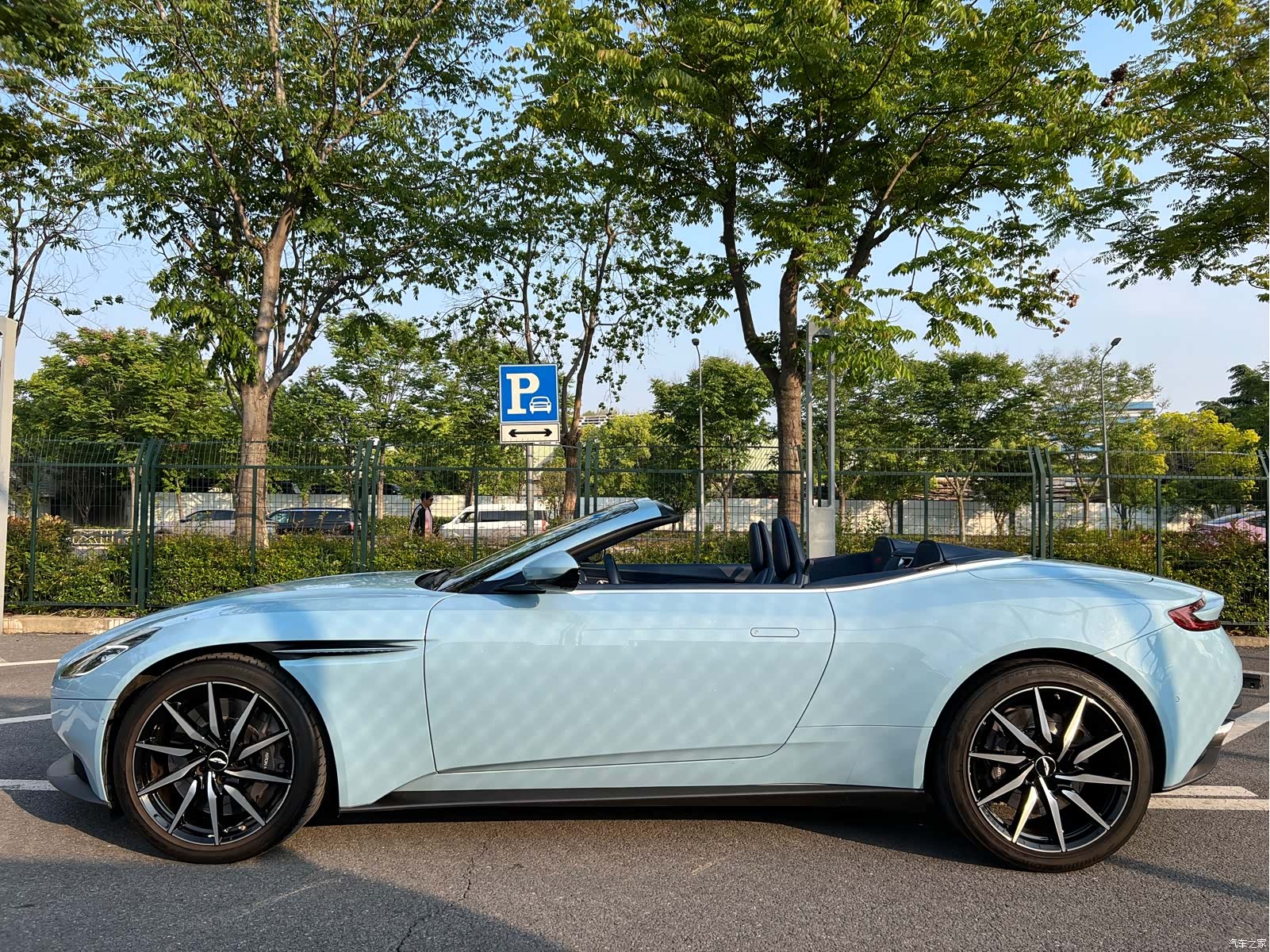 Aston Martin DB11, 2020 7