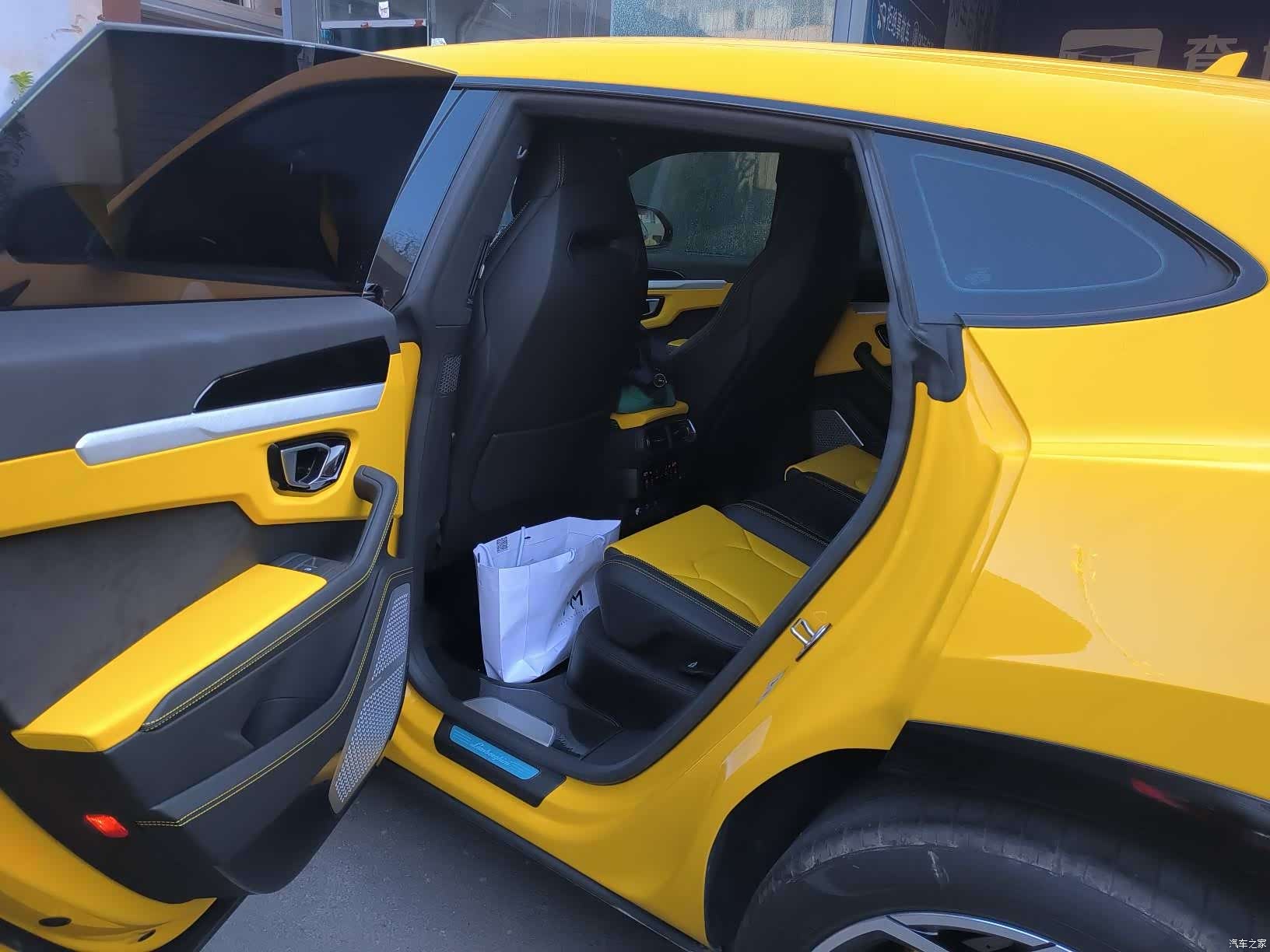 Lamborghini Urus, 2023 16