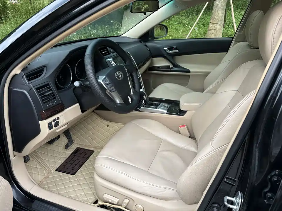 Toyota Reiz