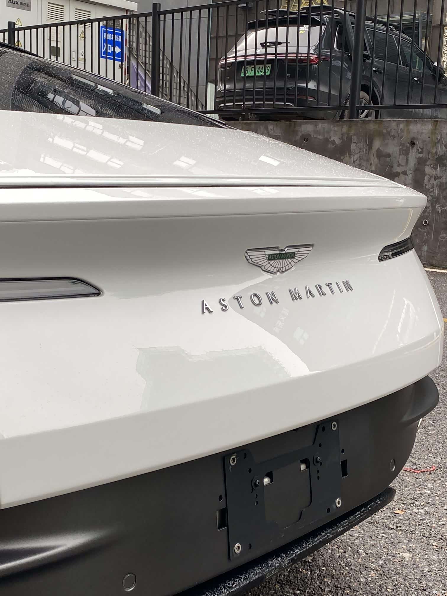 Aston Martin DB11, 2022 8