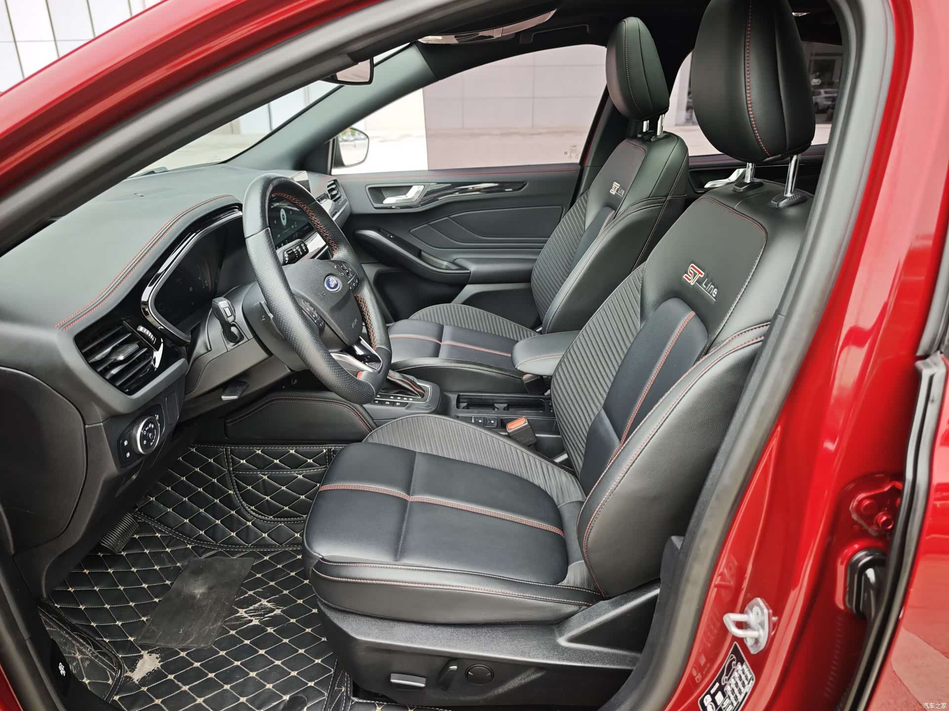 Ford Focus, 2022 все фото