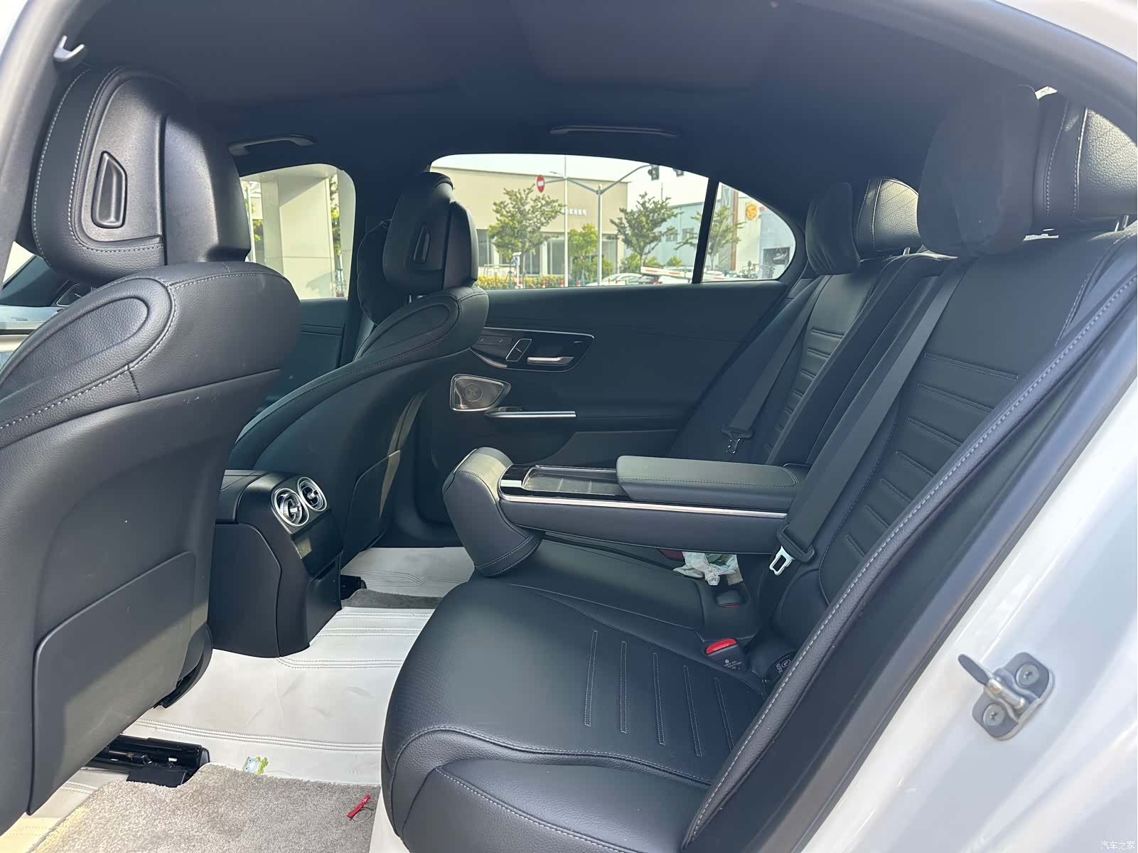 Mercedes-Benz C-Class, 2025 10