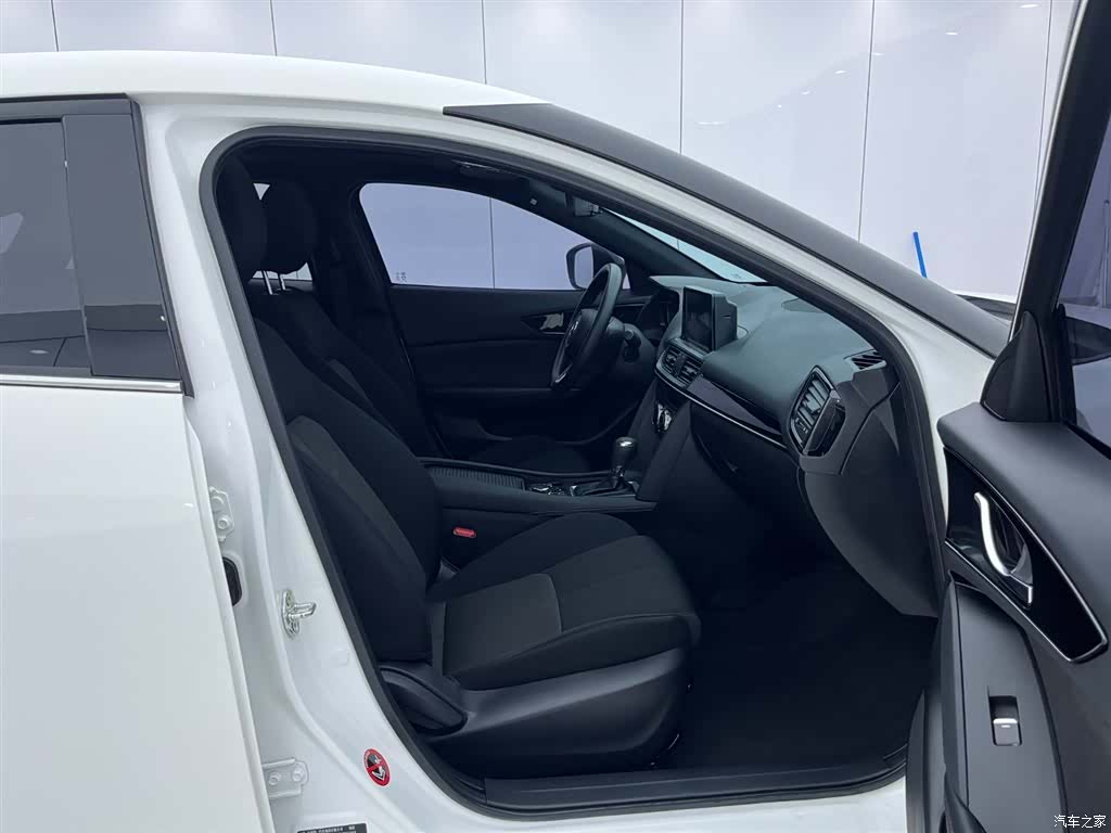 Mazda CX-4, 2023 13