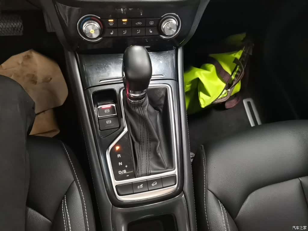 Roewe RX3, 2019 14