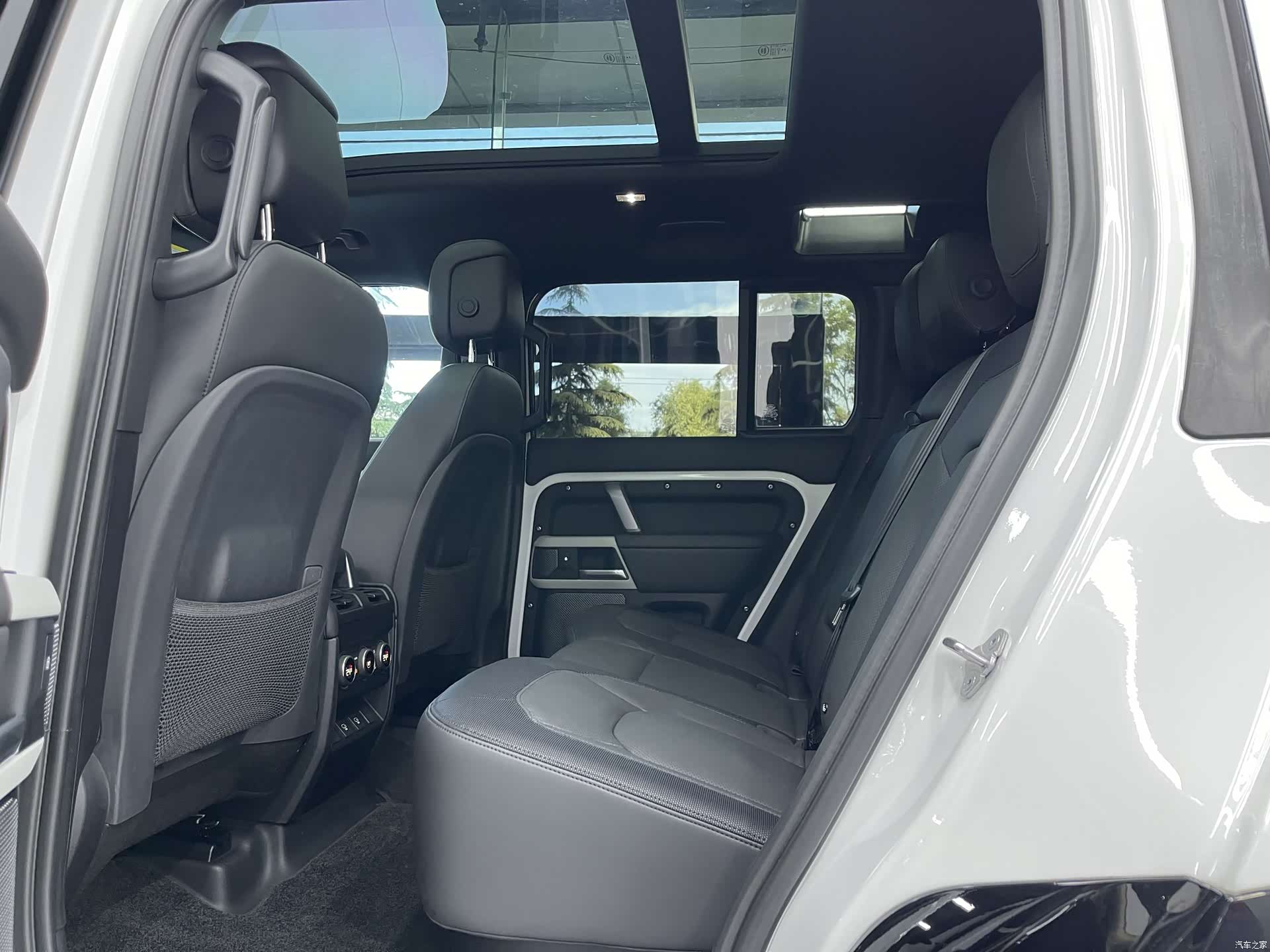 Land Rover Defender, 2024 20