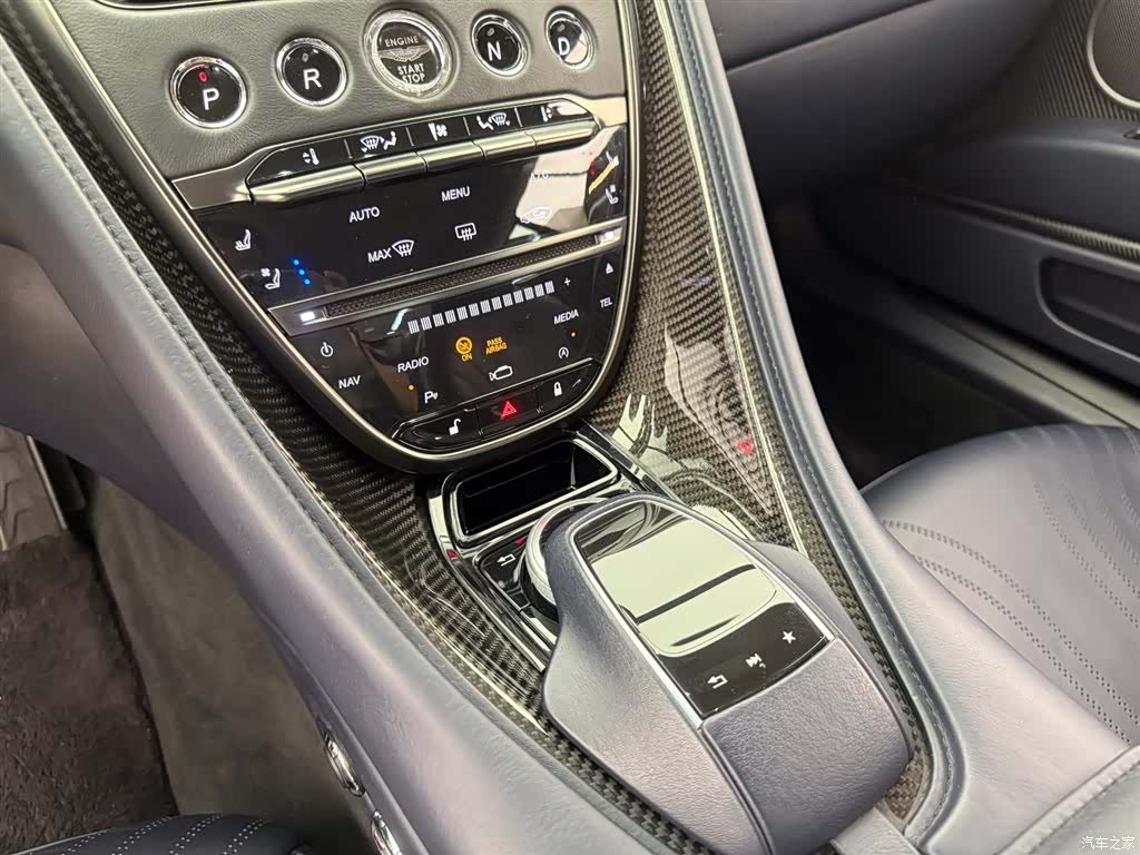 Aston Martin DB11, 2019 6