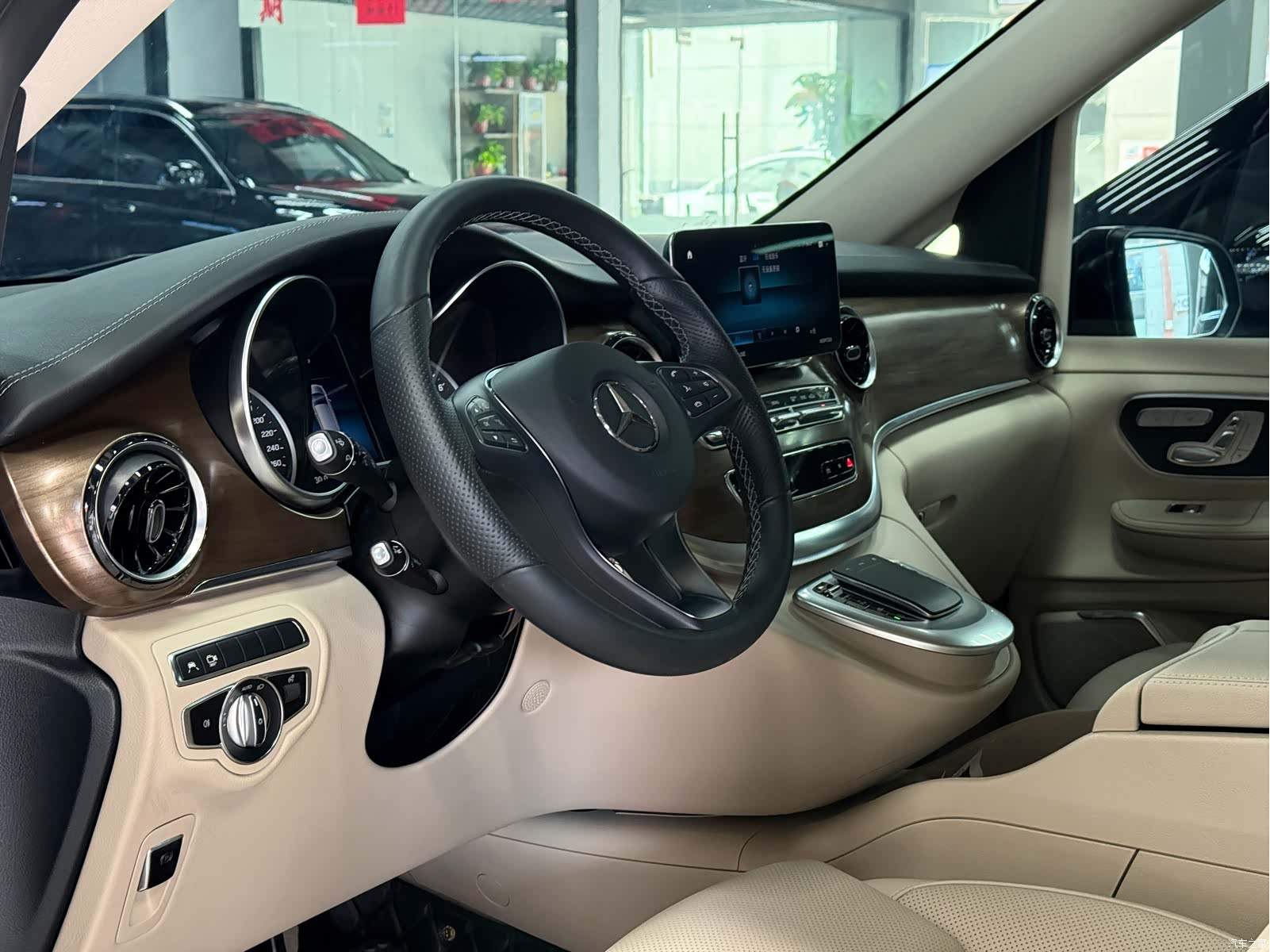 Mercedes-Benz V-Class, 2024 13