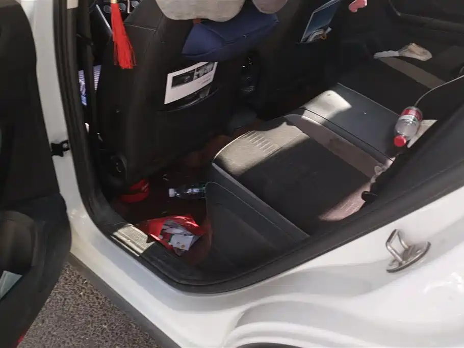 Volkswagen T-ROC exploring Songs