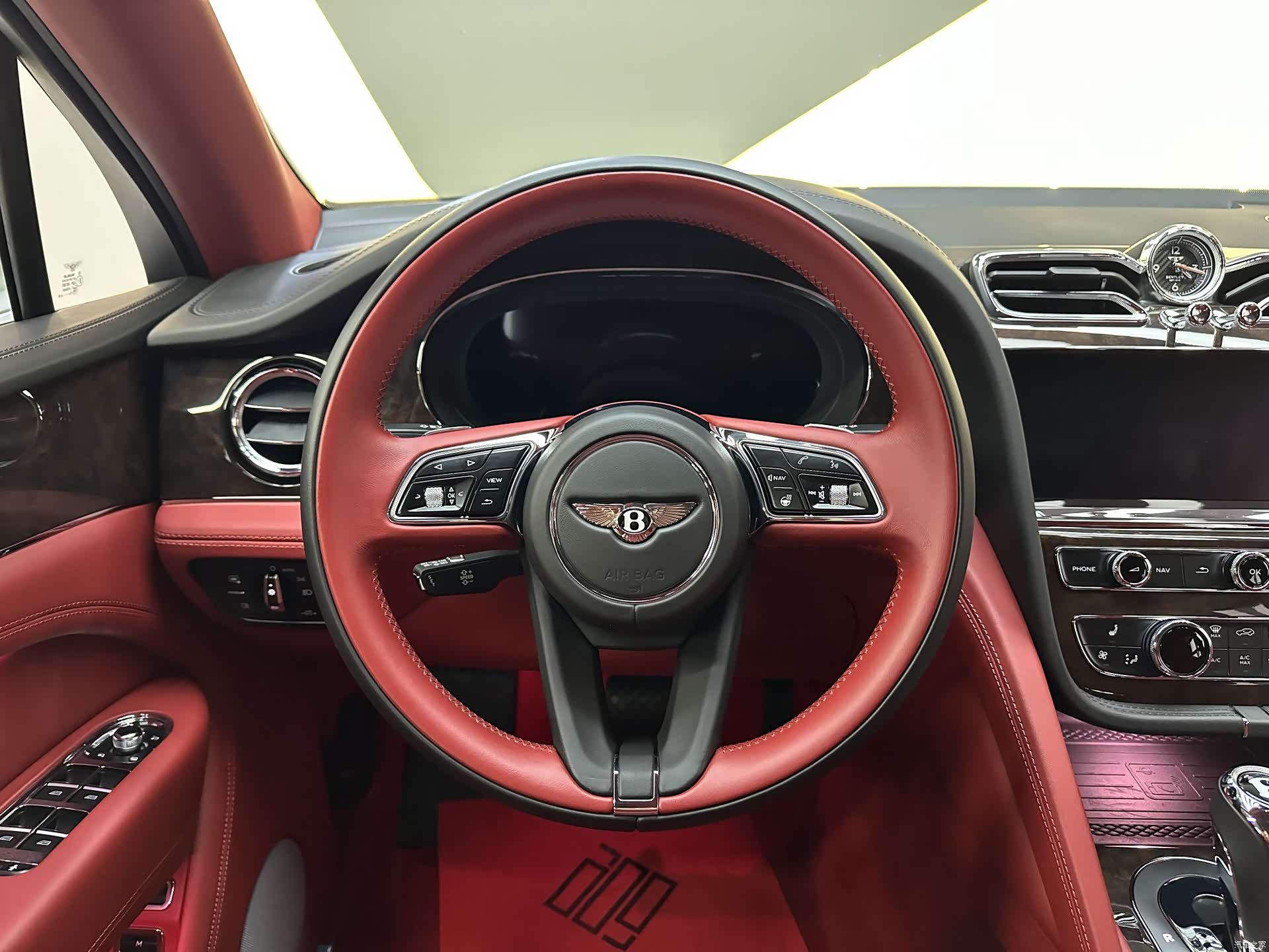 Bentley Bentayga, 2021 17