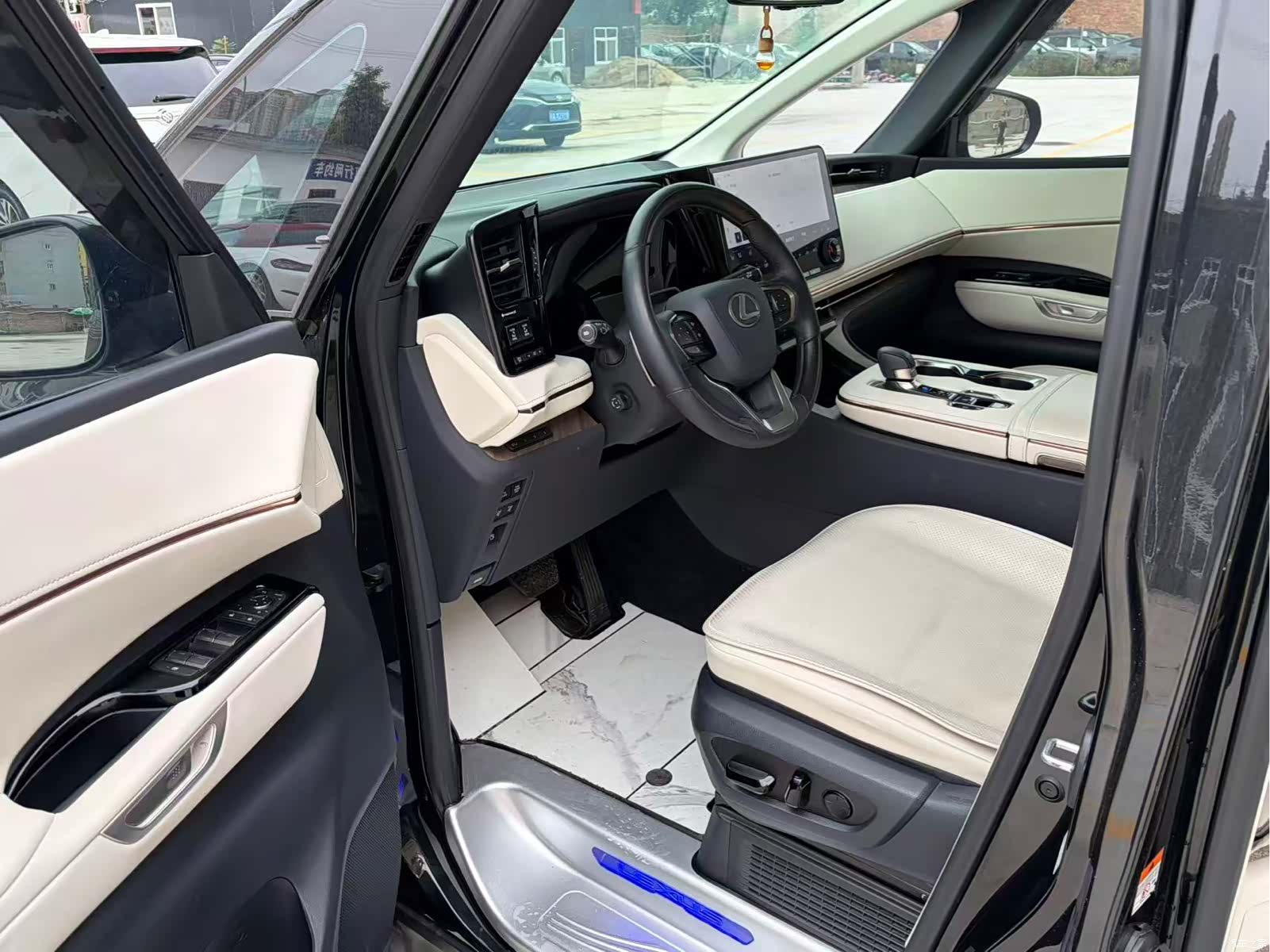 Lexus LM, 2025 15