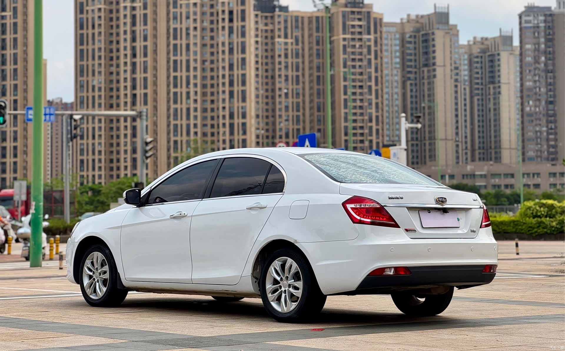 Geely Emgrand, 2015 10