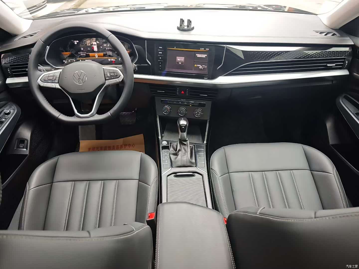 Volkswagen Passat, 2023 все фото