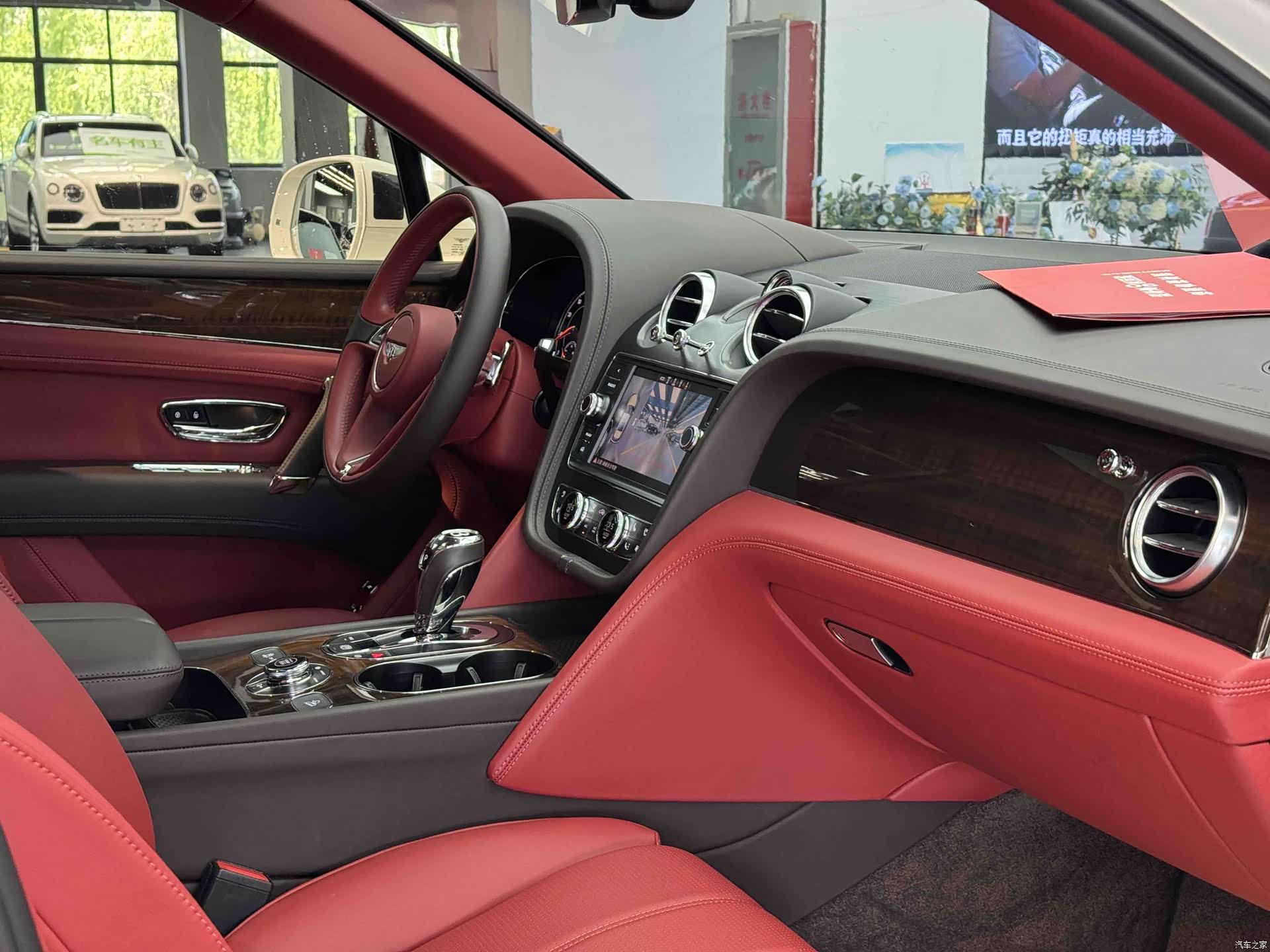 Bentley Bentayga, 2018 9
