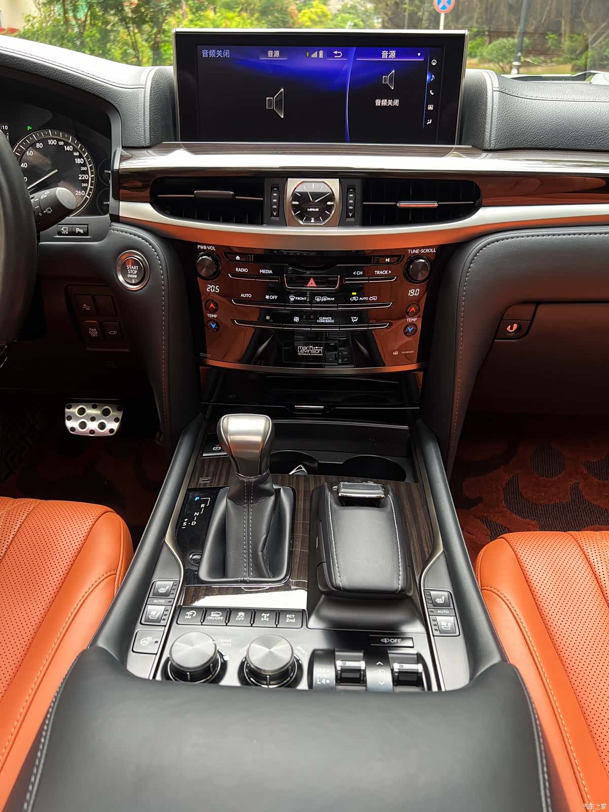 Lexus LX, 2019 8