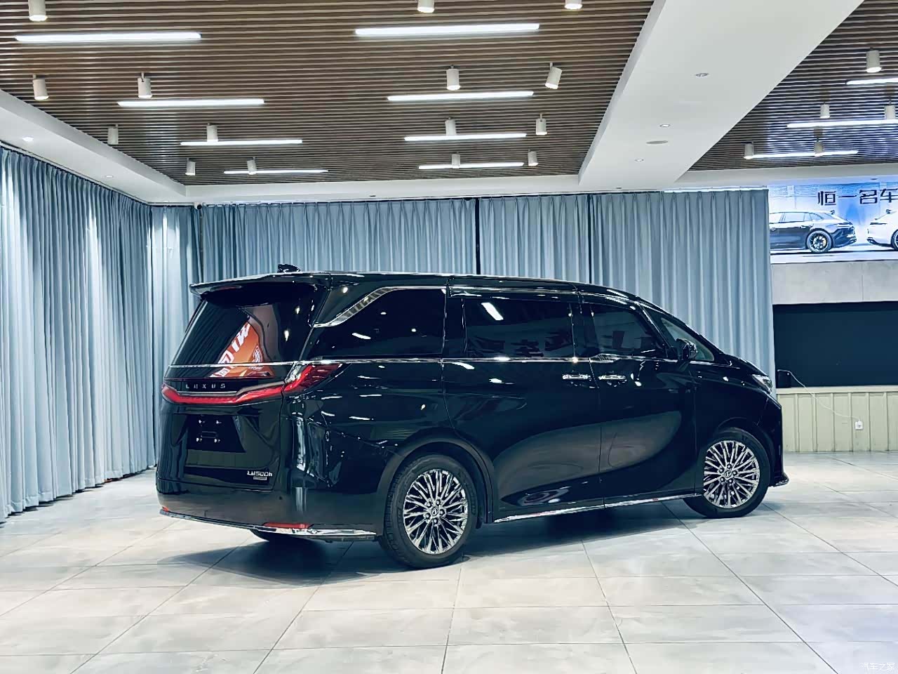 Lexus LM, 2024 11
