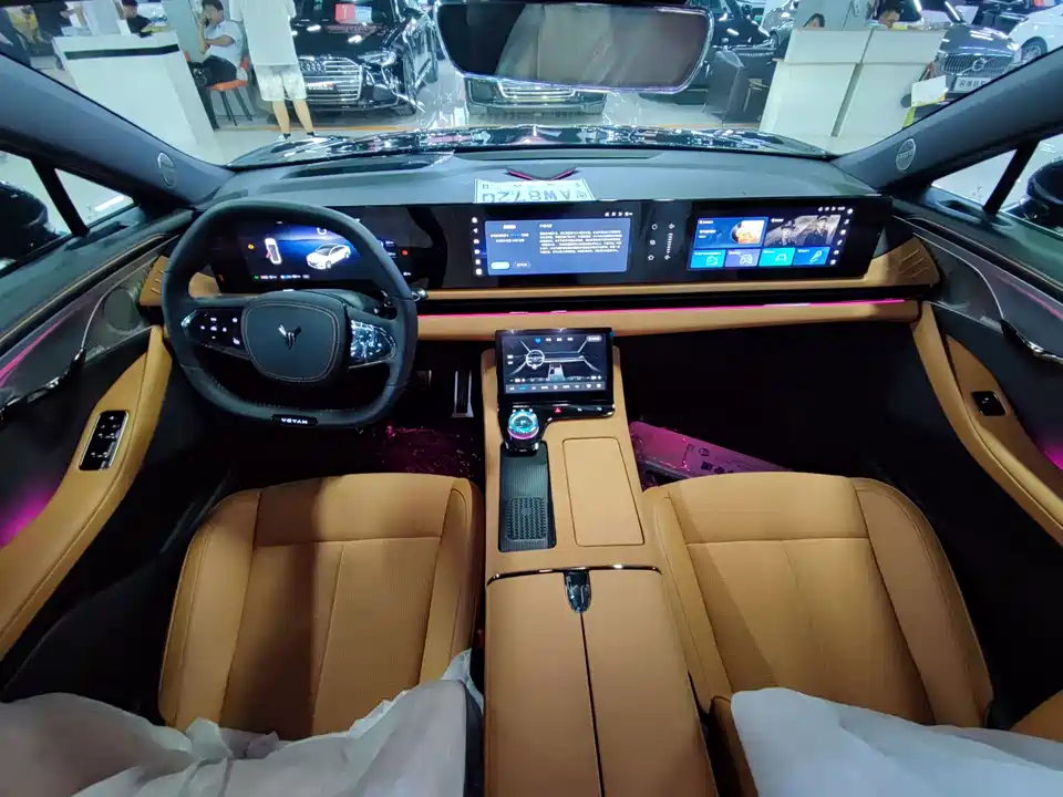 VOYAH Lantu chasing light