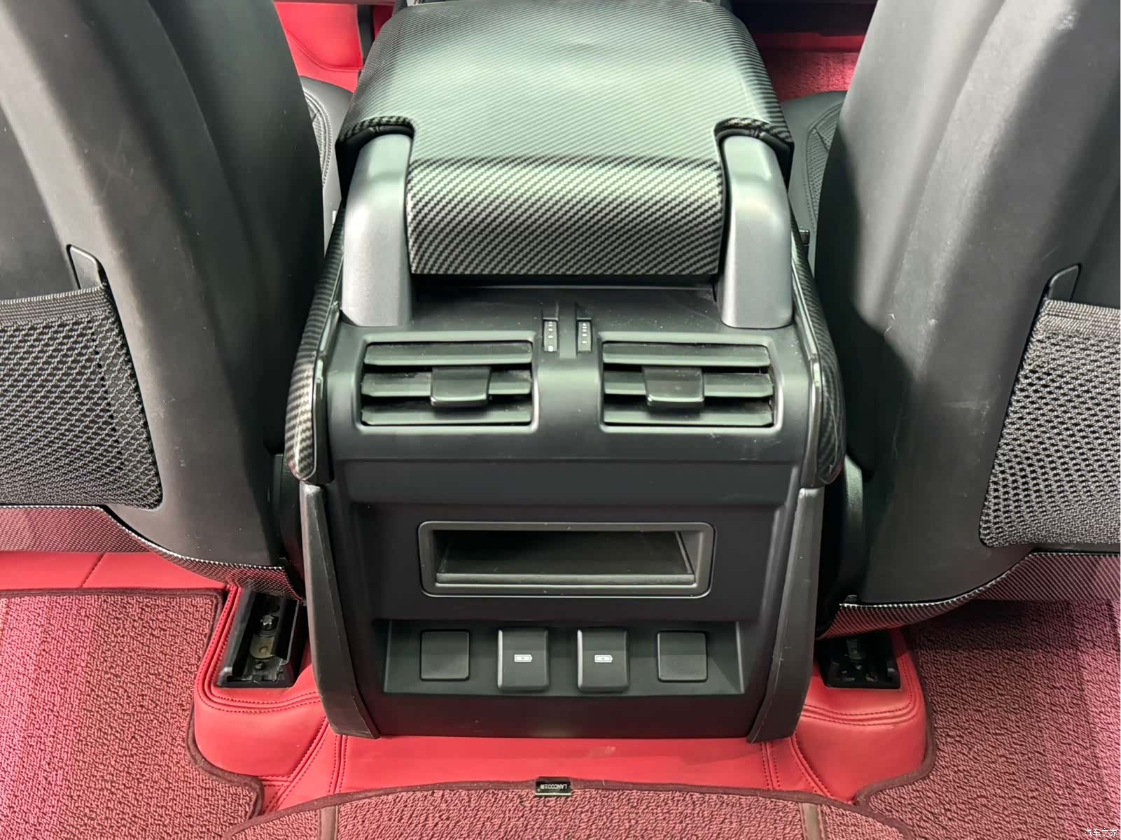 Land Rover Defender, 2025 12