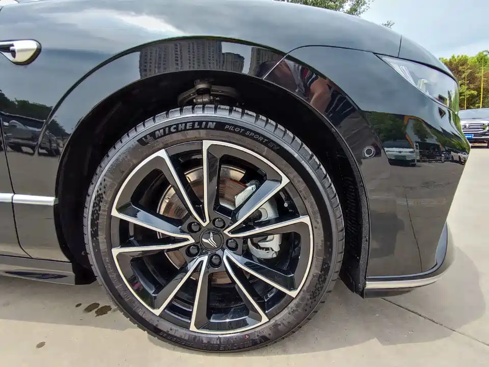 VOYAH Lantu chasing light