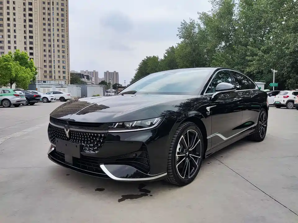 VOYAH Lantu chasing light