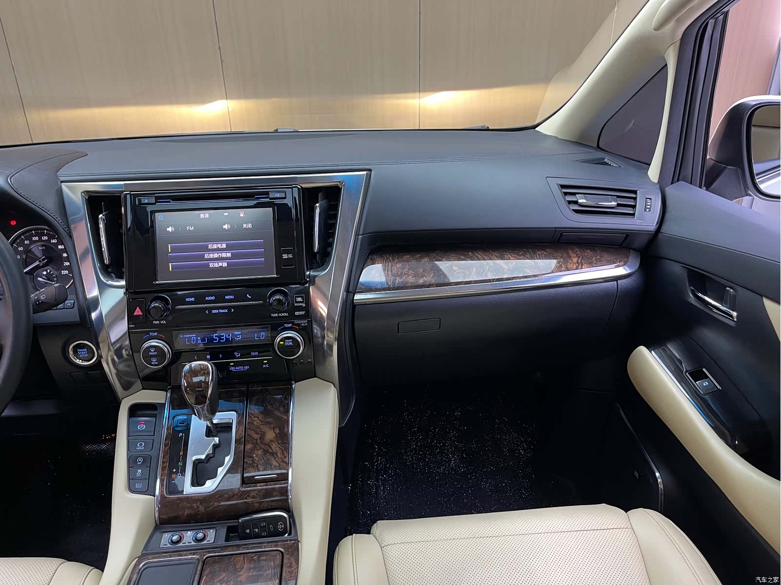 Toyota Alphard, 2019 все фото