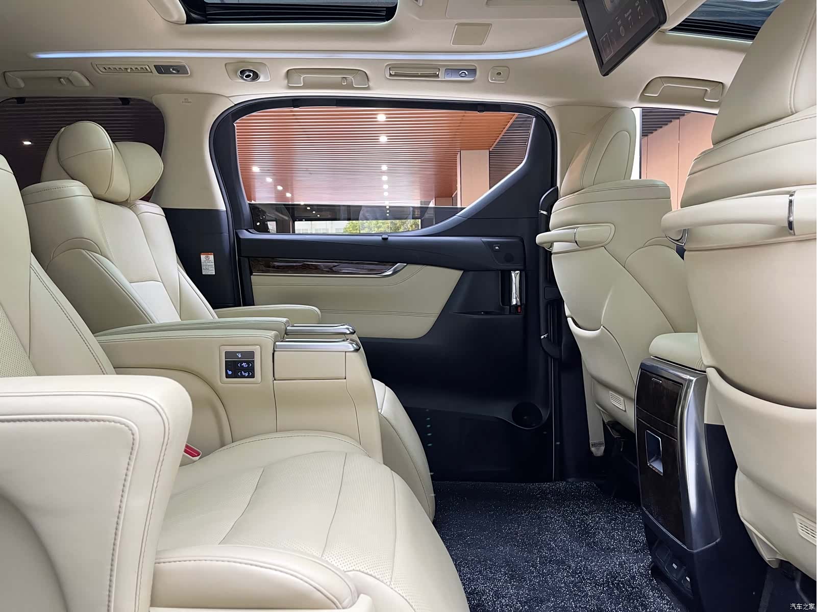 Toyota Alphard, 2019 9