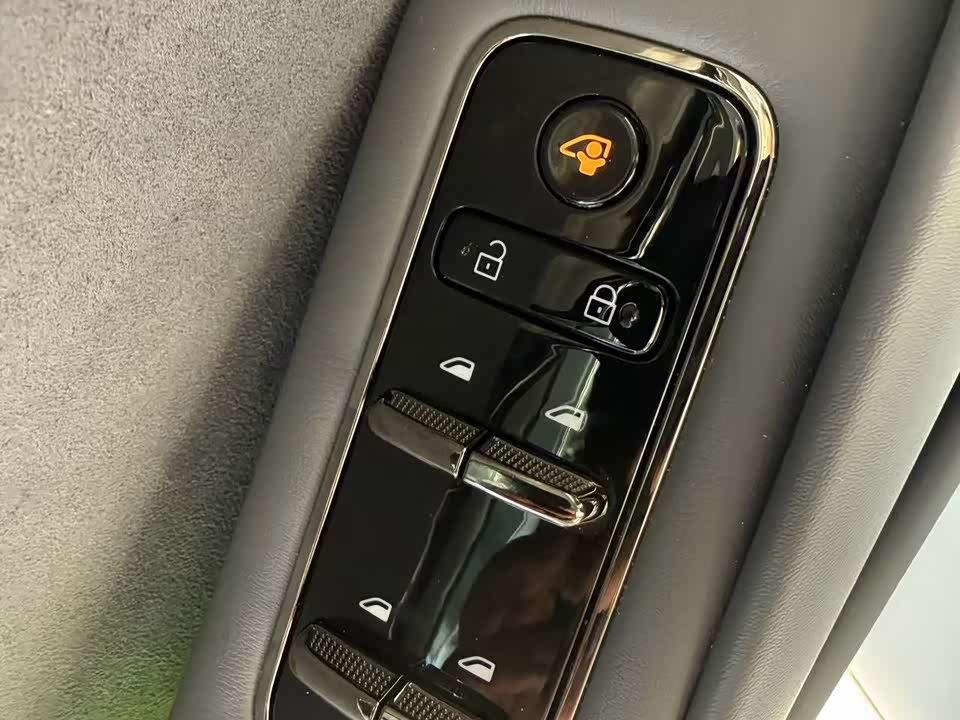 VOYAH Lantu chasing light