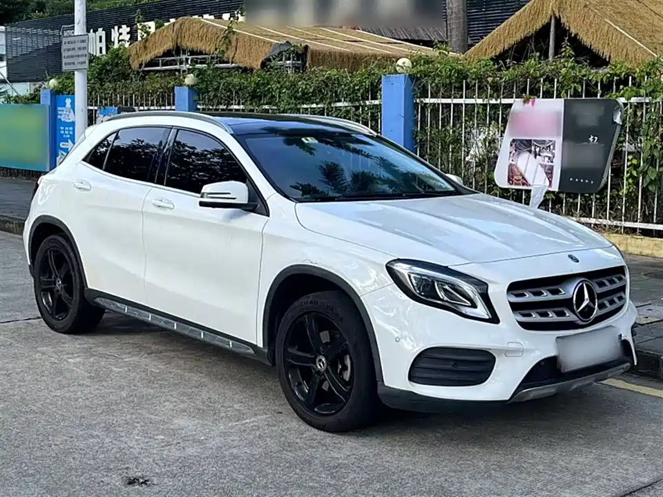 Mercedes-Benz GLA Mercedes-Benz GLA