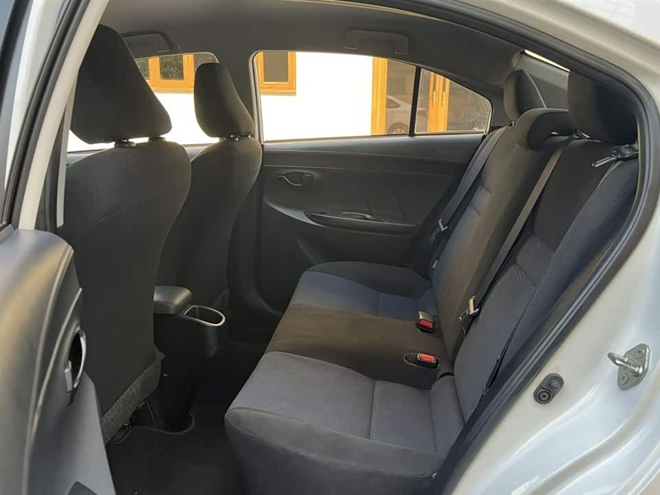 Toyota YARiS L to enjoy