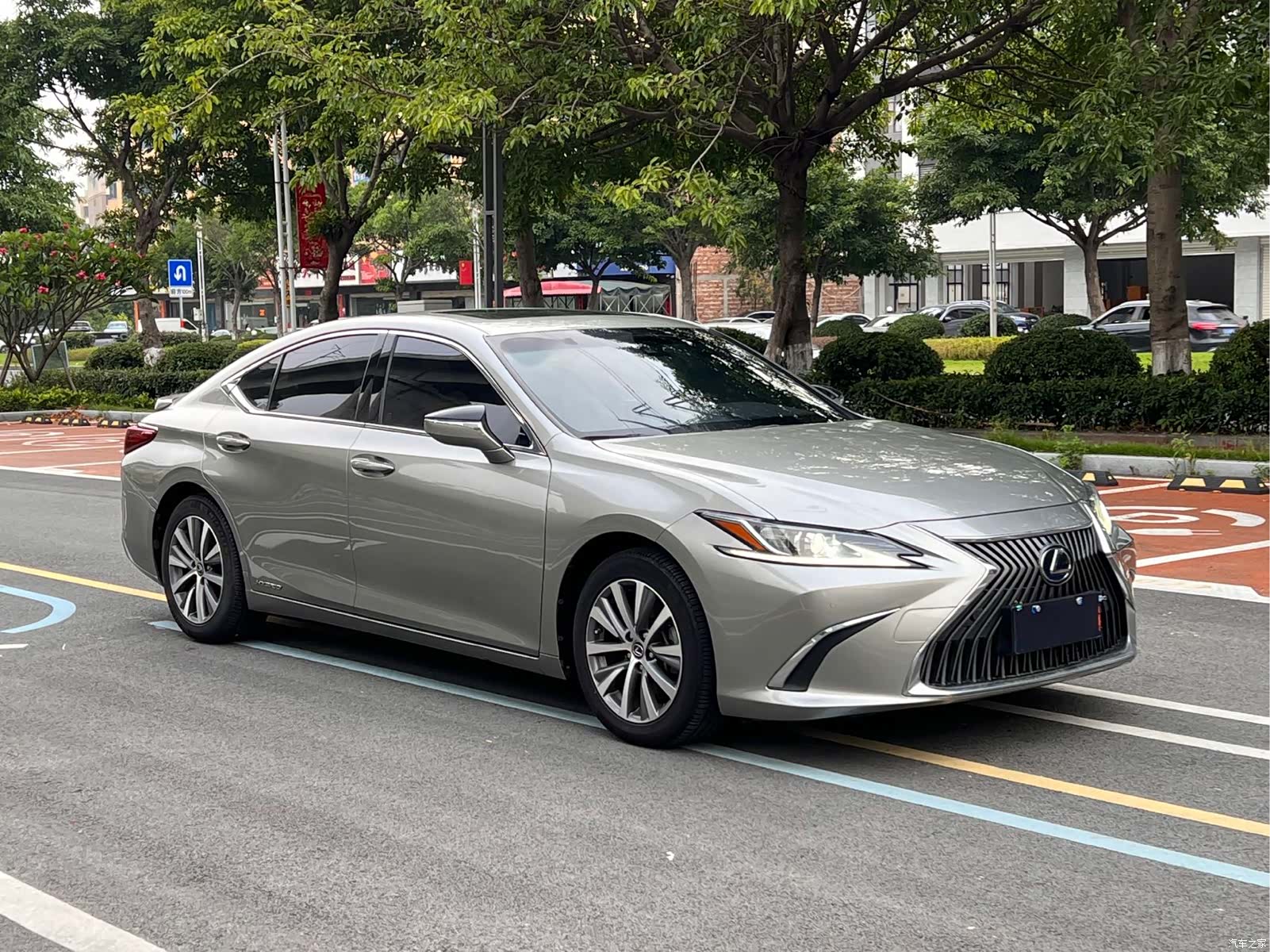 Lexus ES, 2019 3