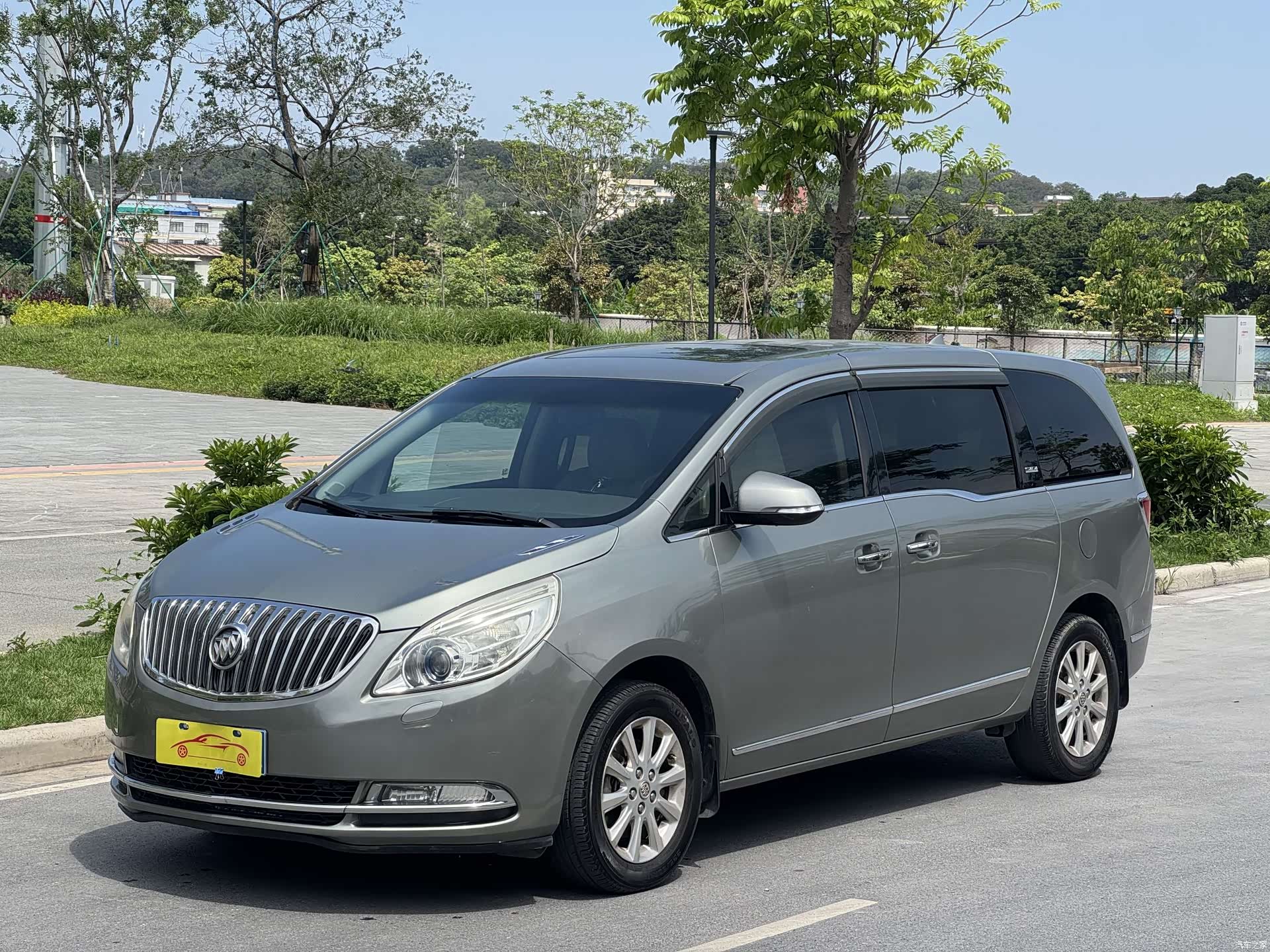 Buick GL8, 2012 1