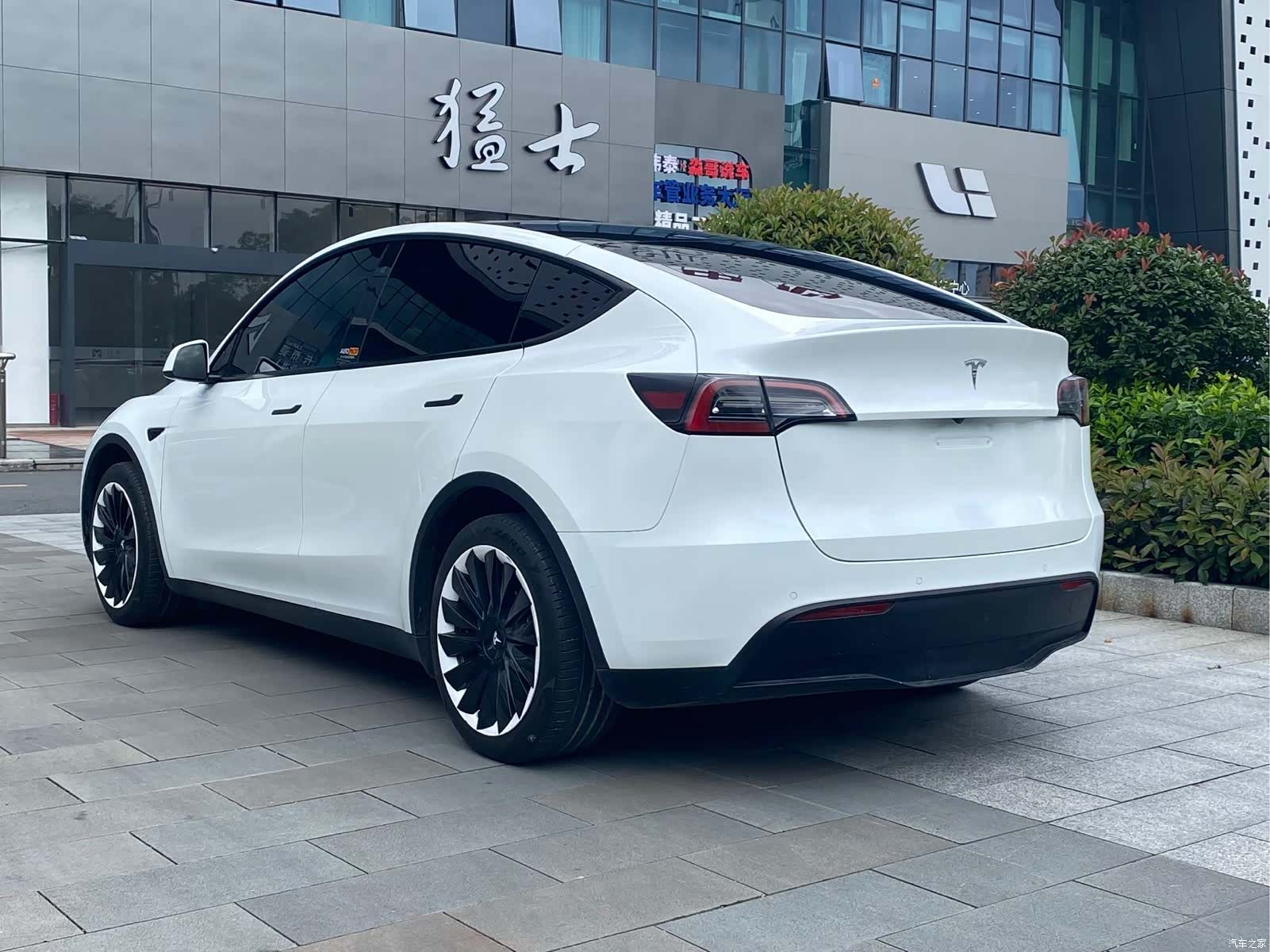 Tesla Model Y, 2023 4