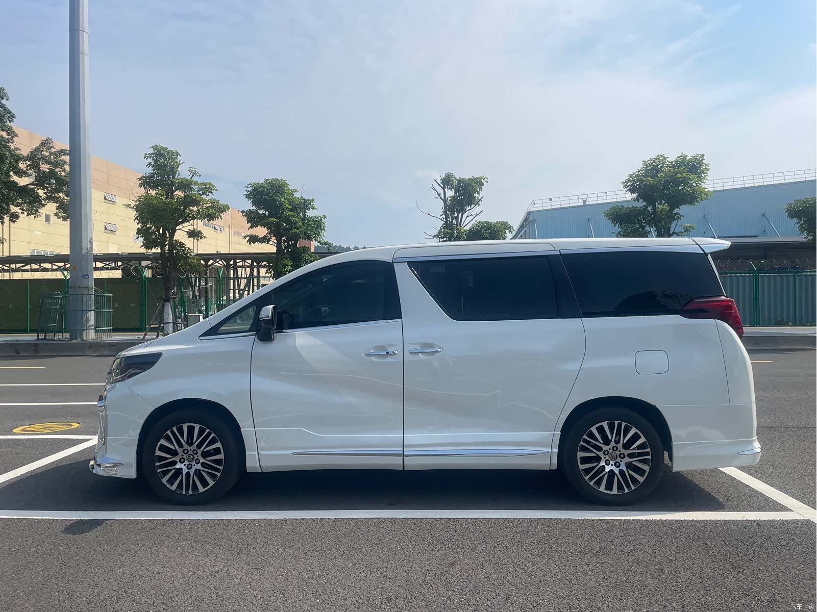 Toyota Alphard, 2012 4