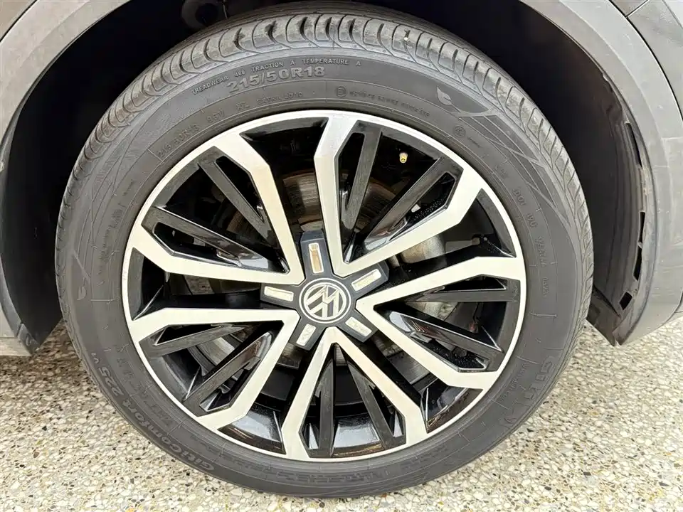 Volkswagen T-ROC exploring Songs