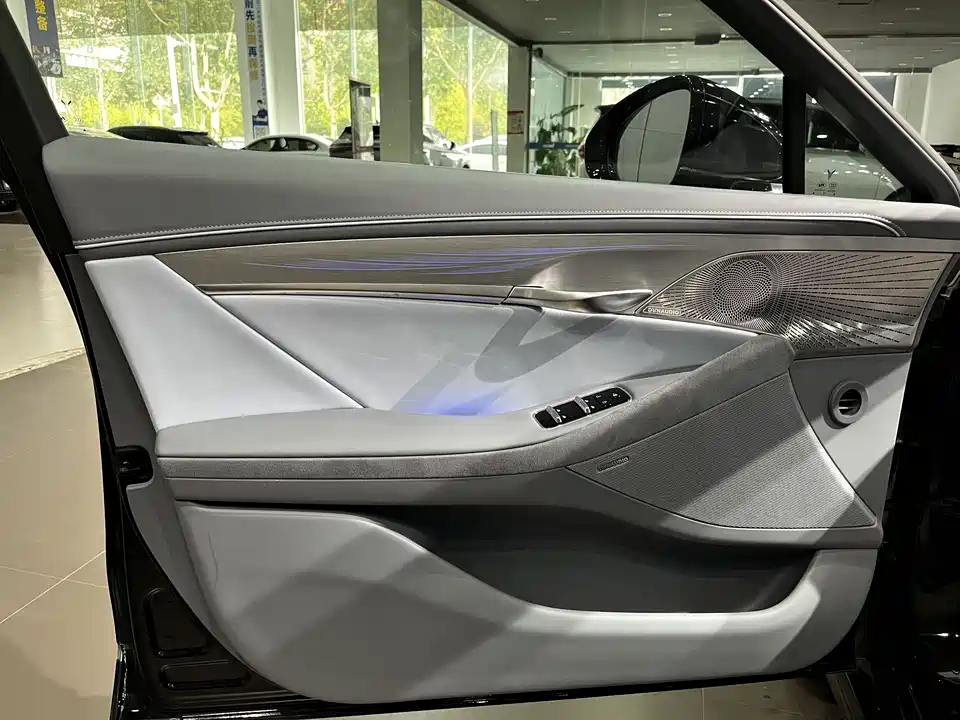 VOYAH Lantu chasing light